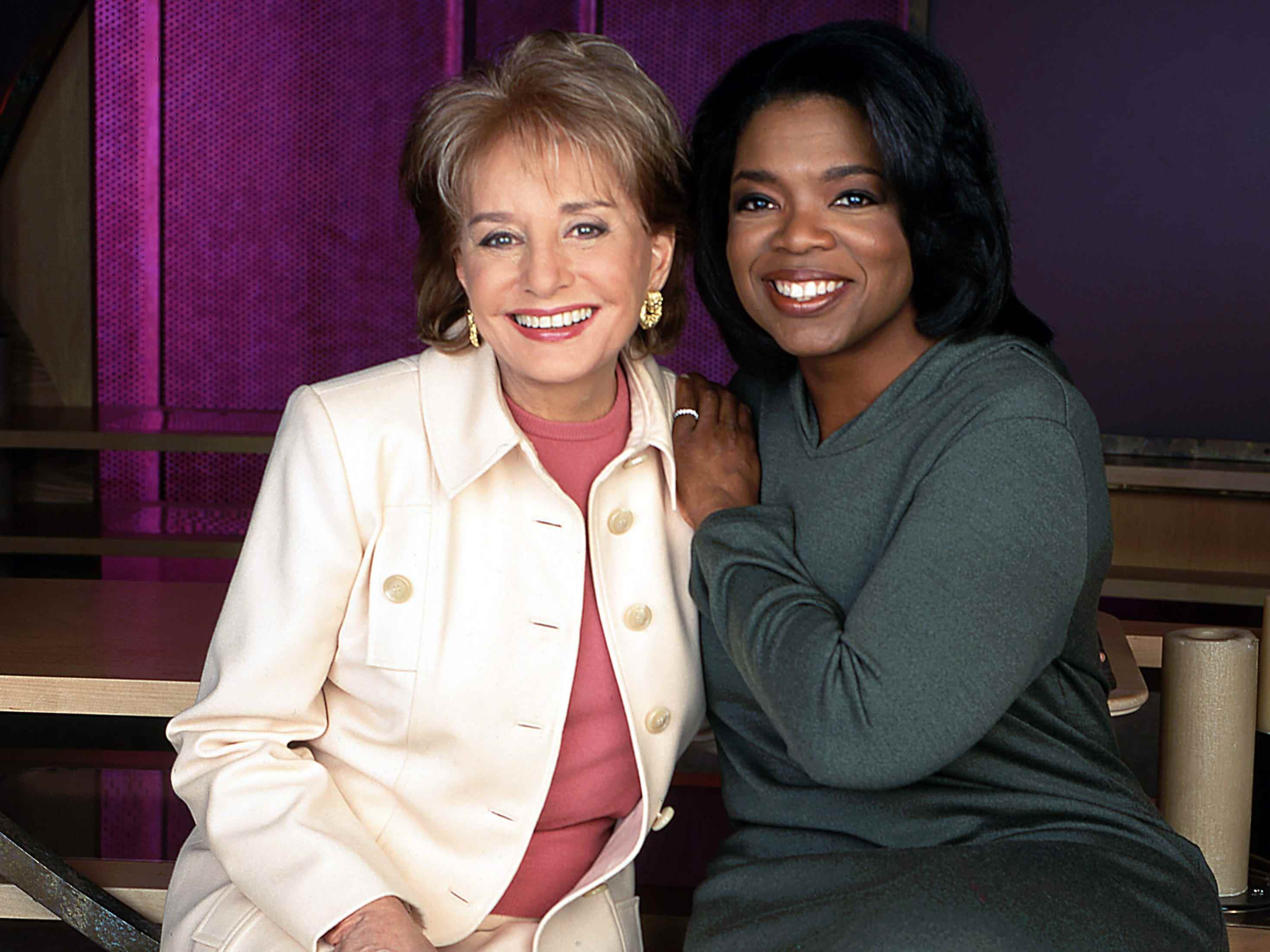 Barbara Walters sitzt mit Oprah Winfrey am 1. Januar 1999