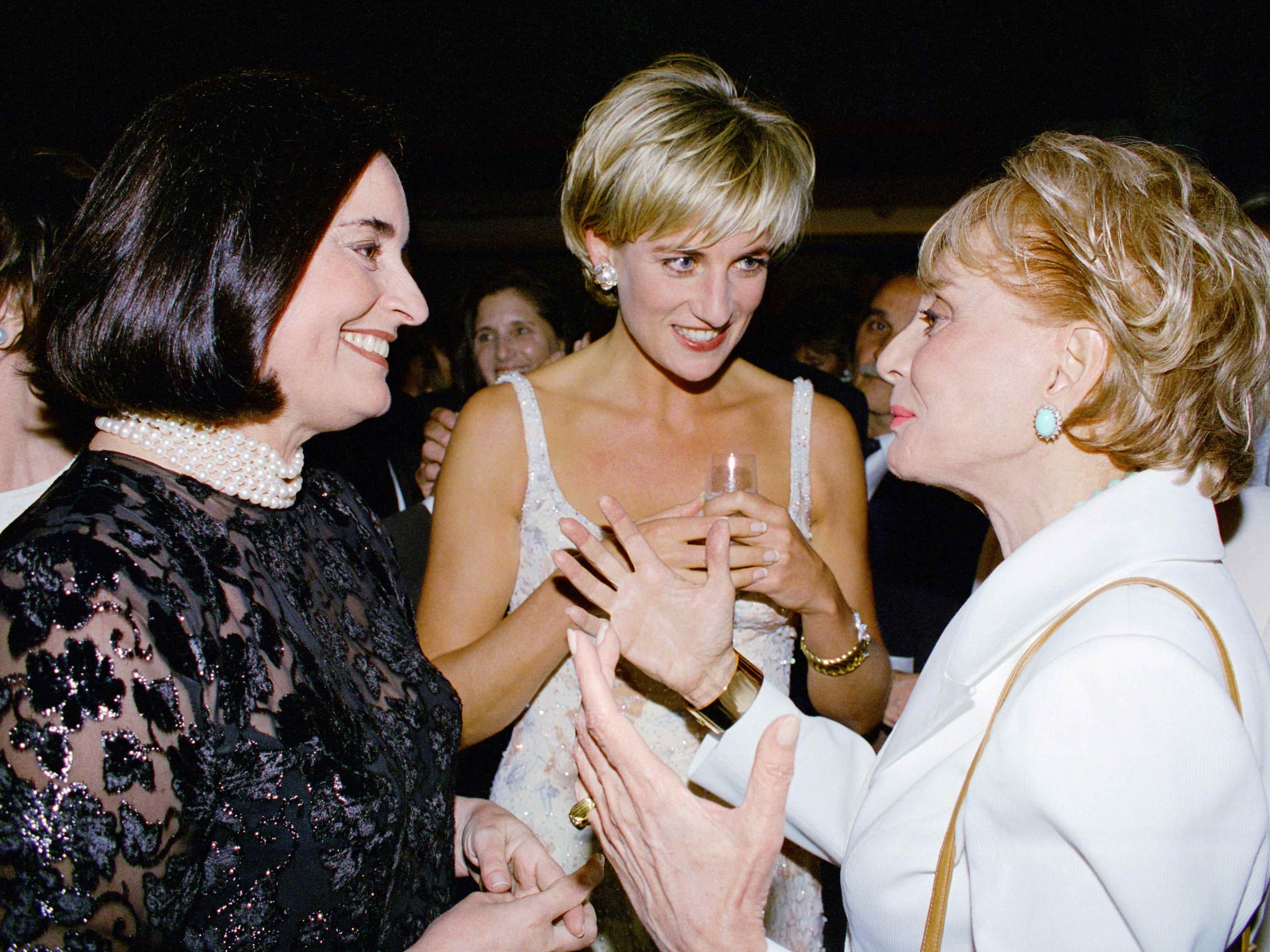 Diana, Prinzessin von Wales, mit ihrer Freundin Lucia Flecha De Lima und Barbara Walters bei der Pre-Auktionsparty bei Christie's in New York