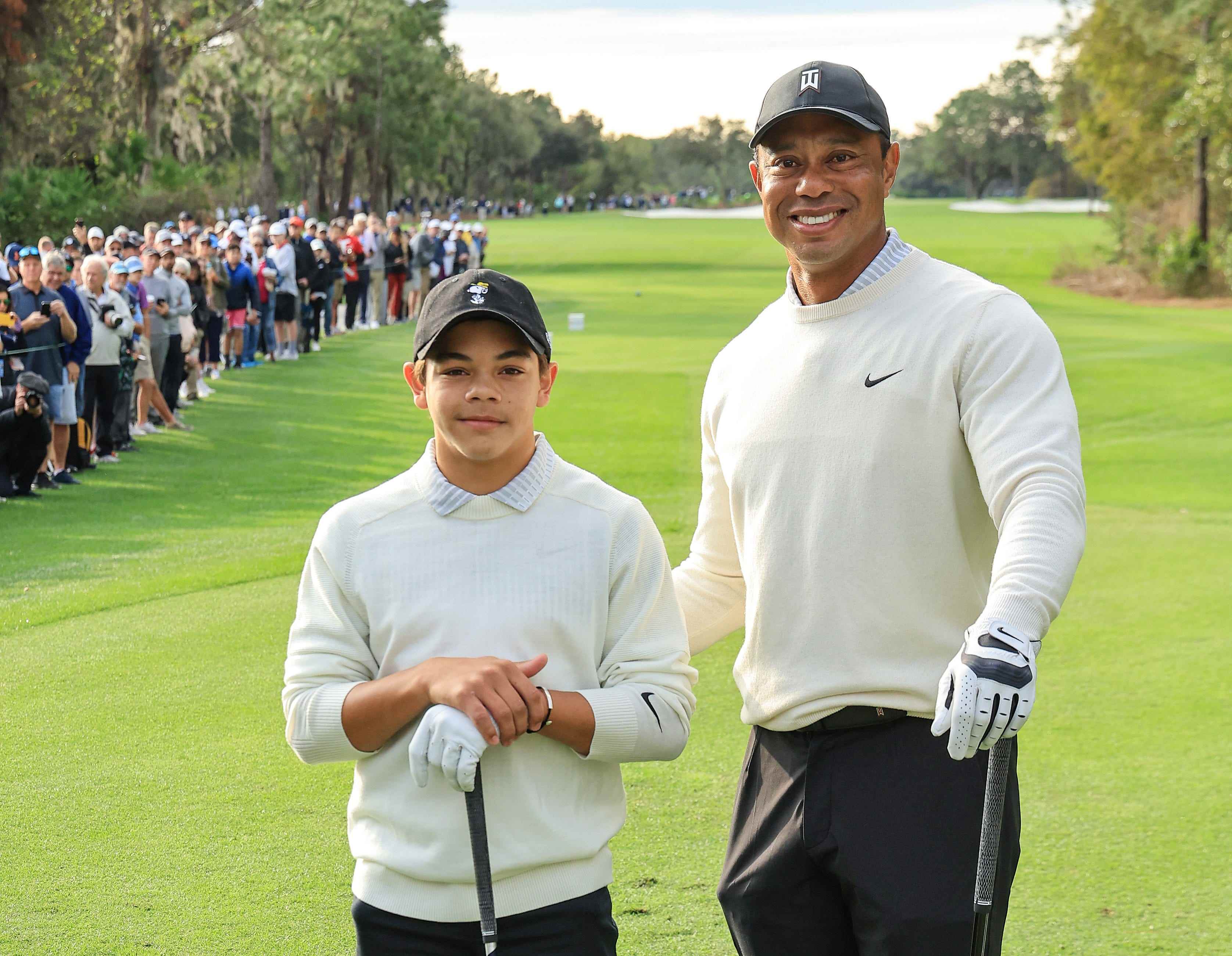 Charlie Woods und Tiger Woods posieren auf dem ersten Abschlag während der PNC-Meisterschaft 2022 am 16. Dezember 2022 in Orlando, Florida.