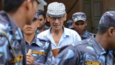 Sobhraj wird am 12. Juni 2014 von der nepalesischen Polizei zu einem Bezirksgericht in Bhaktapur eskortiert.