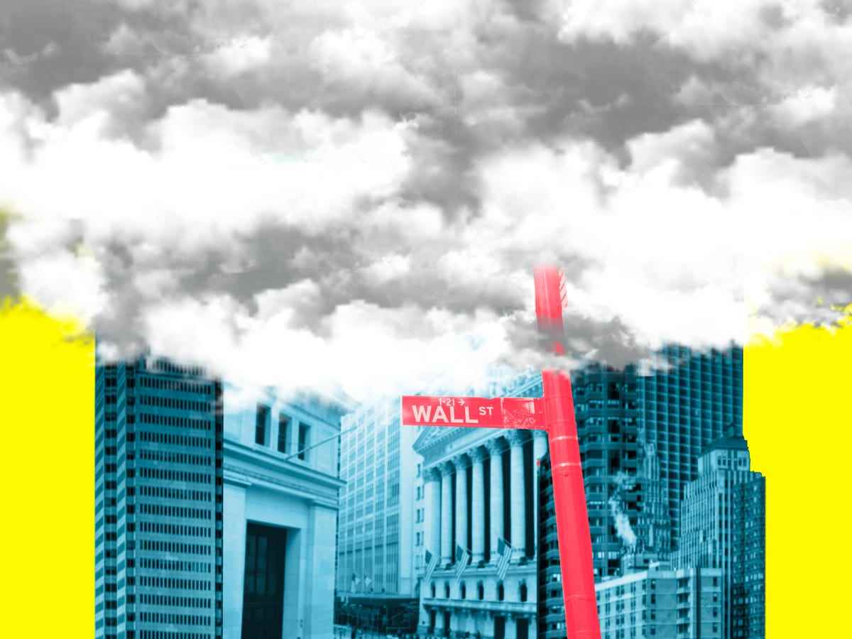 Fotoillustration von Gebäuden in New York City und einem Wall-Street-Schild, das von großen Wolken bedeckt wird.
