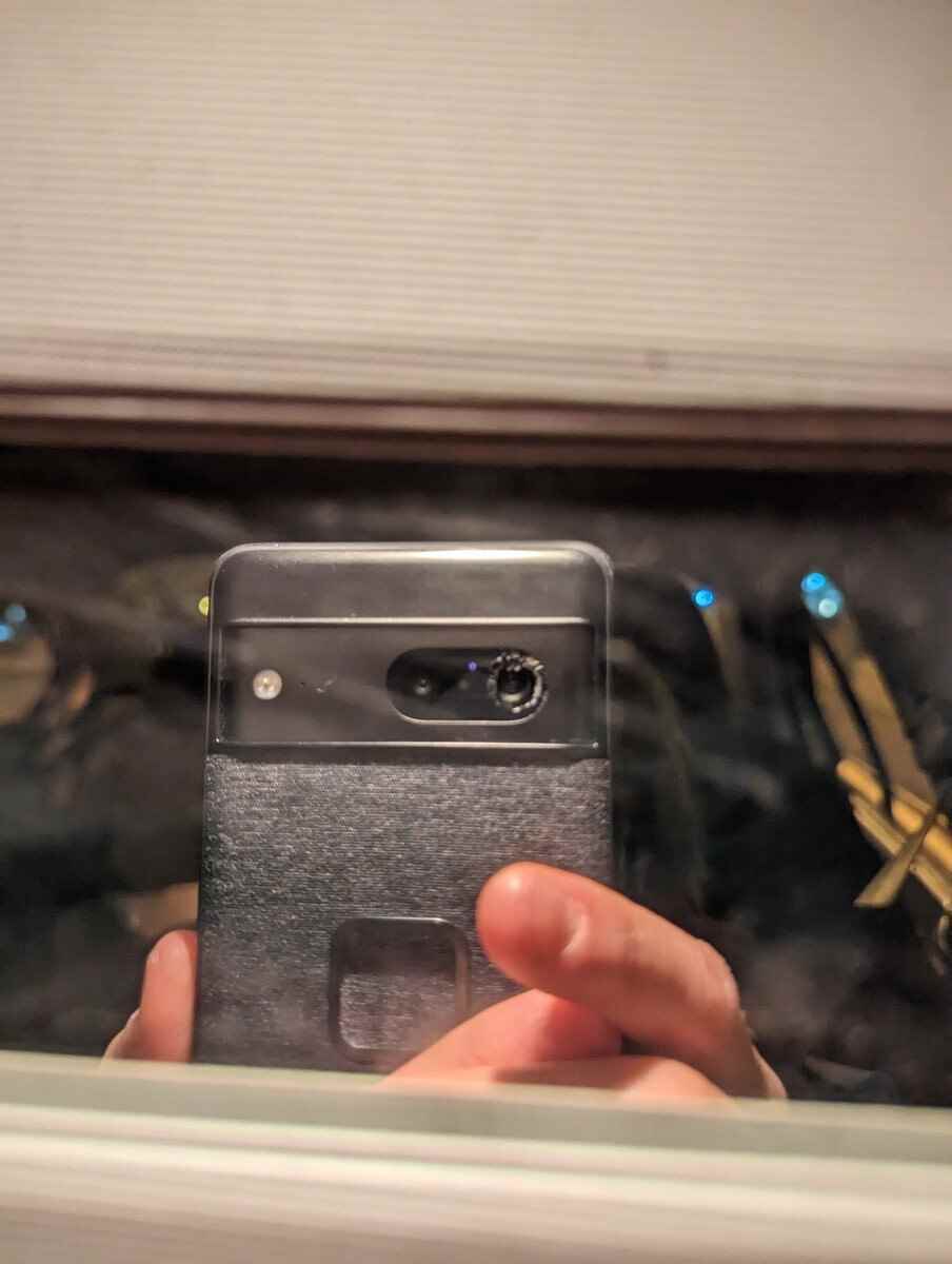 Pixel 7-Besitzer stellen fest, dass das Glas an der hinteren Kameraleiste dieses Telefons zerbrochen ist - Einige Pixel 7-Benutzer stellen fest, dass das Glas an ihrer hinteren Kameraleiste zufällig zersplittert