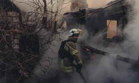 Ukrainische Feuerwehrleute löschen am 7. Dezember ein Feuer in Bakhmut, Ukraine.