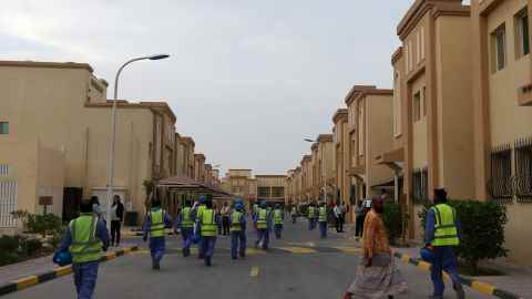 Ausländische Arbeiter, die auf der Baustelle des Al-Wakrah-Fußballstadions arbeiten, eines der Stadien der Weltmeisterschaft 2022 in Katar, gehen zurück zu ihrer Unterkunft. 