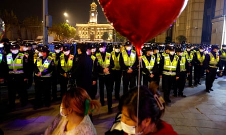 Die Polizei in Wuhan, China, bewacht ein Gebiet, um Massenansammlungen während der Silvesterfeierlichkeiten zu vermeiden