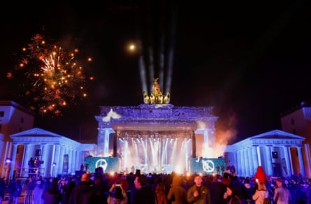 Feuerwerk explodiert hinter dem Brandenburger Tor in Berlin.