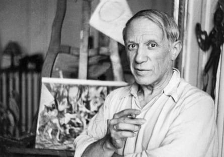 Pablo Picasso posiert in seinem Pariser Atelier.