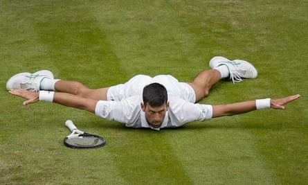 Der Serbe Novak Djokovic stürzte letztes Jahr während eines Spiels in Wimbledon.
