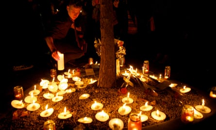 Eine Kerzenlicht-Mahnwache und Prozession in Manchester am Welt-Aids-Tag.