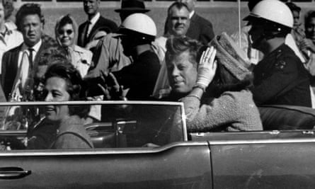 Präsident John F. Kennedy fährt ungefähr eine Minute vor seiner Erschießung in Dallas, Texas, im November 1963 in seiner Autokolonne.