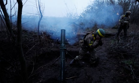 Ukrainische Truppen bereiten sich darauf vor, eine Mörsergranate auf russische Stellungen in der Region Donezk abzufeuern