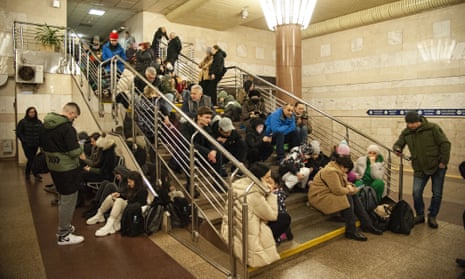 Einwohner von Kiew haben sich während der russischen Raketenangriffe am Samstag in der U-Bahn versteckt.