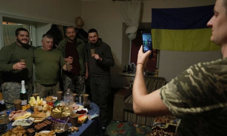 Ein ukrainischer Soldat macht am Silvesterabend in einem Militärerholungsheim in der Region Donezk ein Foto mit seinem Handy