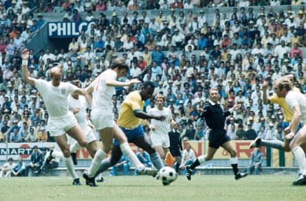 Der Brasilianer Pelé bereitet der englischen Verteidigung Probleme, als Martin Peters versucht, anzugehen, beobachtet von Bobby Charlton (links), Alan Ball, Schiedsrichter Abraham Klein und Bobby Moore (rechts) während ihres WM-Gruppenspiels 1970 im Jalisco-Stadion in Guadalajara.