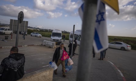 Palästinensische Arbeiter warten nach der Überfahrt auf Kleinbusse.