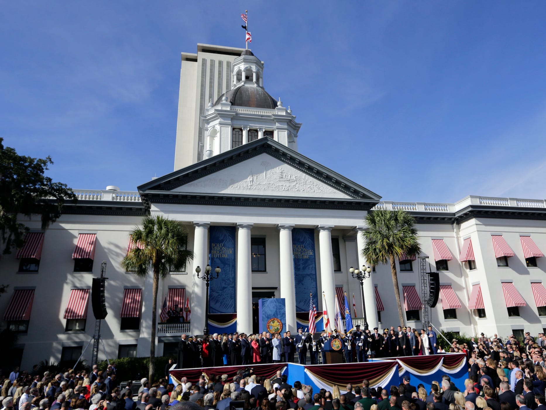 Beamte stehen während einer Einweihungszeremonie auf der Bühne, bei der Ron DeSantis am Dienstag, den 8. Januar 2019, in Tallahassee, Florida, als Gouverneur von Florida vereidigt wurde.
