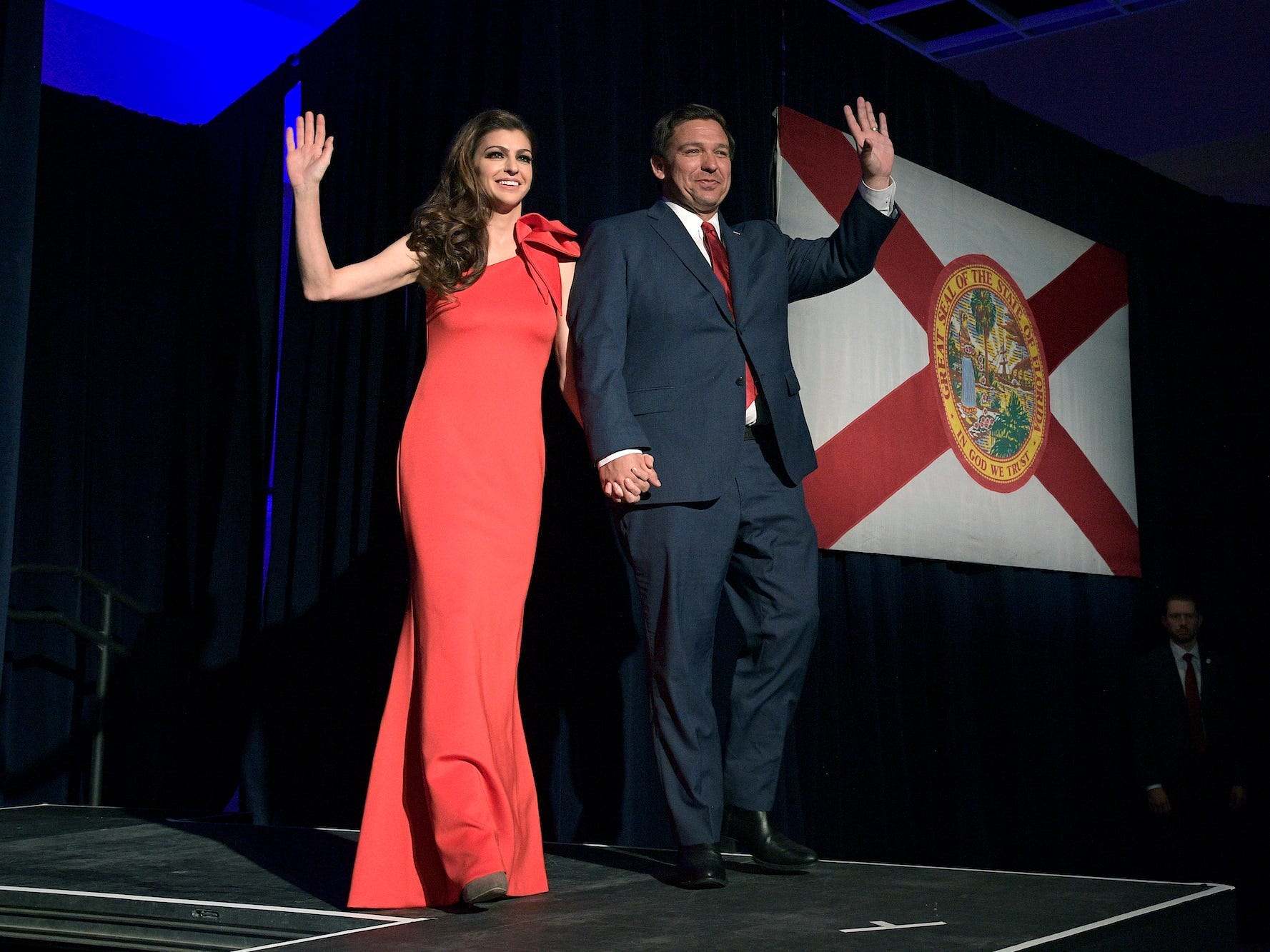 Der dann gewählte Gouverneur von Florida, Ron DeSantis, rechts, und seine Frau Casey winken den Unterstützern zu, als sie die Bühne betreten, nachdem er am Dienstag, dem 6. November 2018, in Orlando, Florida, auf seiner Partei zum Wahlsieger erklärt worden war.