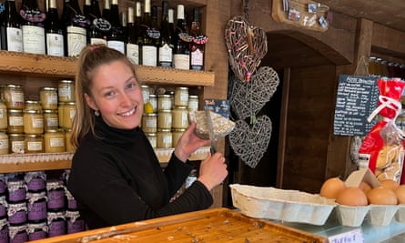 Lucille von Ferme de L'Adroit schneidet eine Probe Tomme-Käse