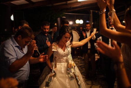 Fotini führt auf ihrer Hochzeitsfeier einen traditionellen Tanz auf