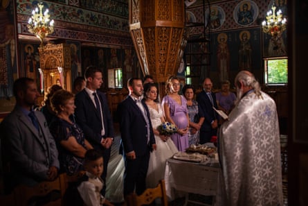 Kostas, Fotini und ihre Familien in der Kirche bei ihrer Trauung