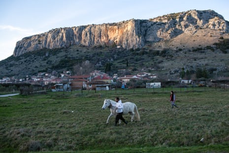 Kostas und Fotini spazieren mit der Stute der Familie vor der prähistorischen Höhle des Dorfes Theopetra.