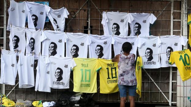 Trikots mit Peles Gesicht und der Nummer 10 werden im Stadion des FC Santos aufgehängt