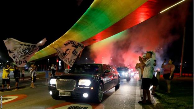 Der Leichenwagen mit Peles Sarg kommt in Santos an, als am frühen Morgen ein Feuerwerk losgeht
