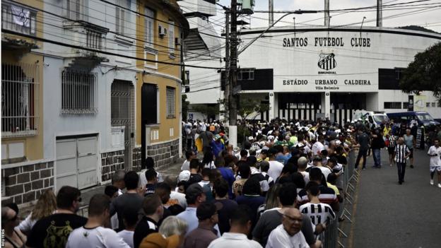 Fans stehen vor dem Santos-Fußballstadion an