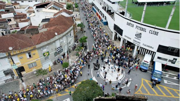 Trauernde stehen vor dem Vila-Belmiro-Stadion Schlange, während sie darauf warten, Pele ihre Ehrerbietung zu erweisen