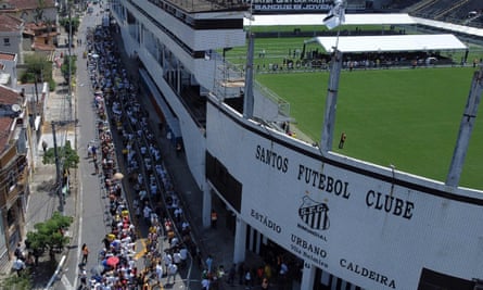 Fans stehen vor dem Urbano Caldeira-Stadion in Santos an, um Pelés Totenwache beizuwohnen.