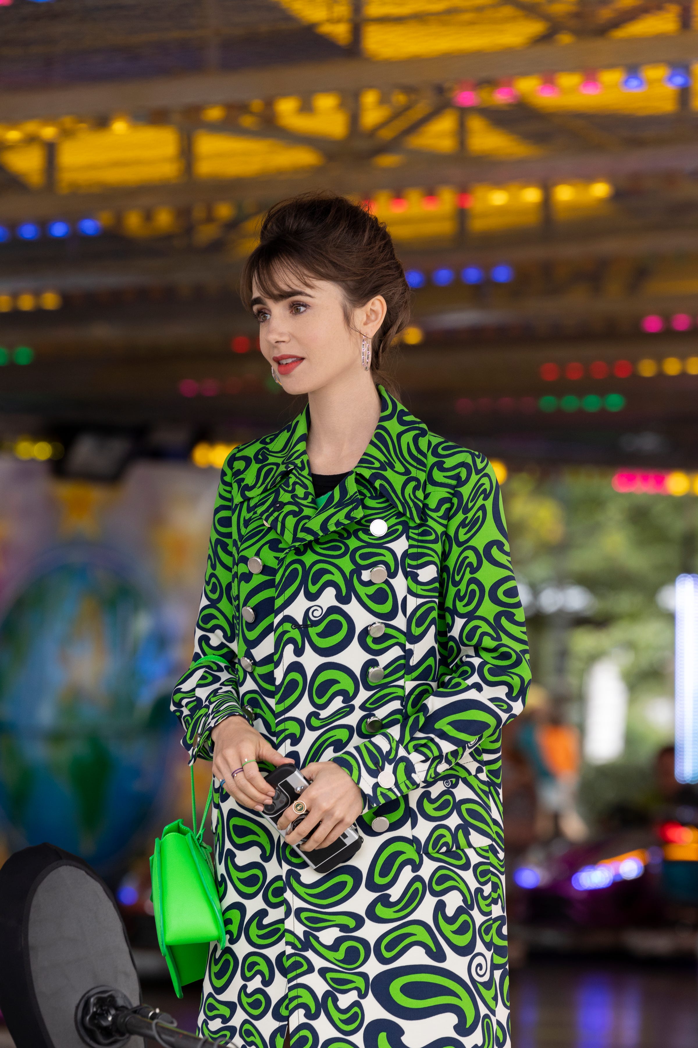Lily Collins trägt in der dritten Staffel von „Emily in Paris“ eine Jacke mit Paisley-Print.