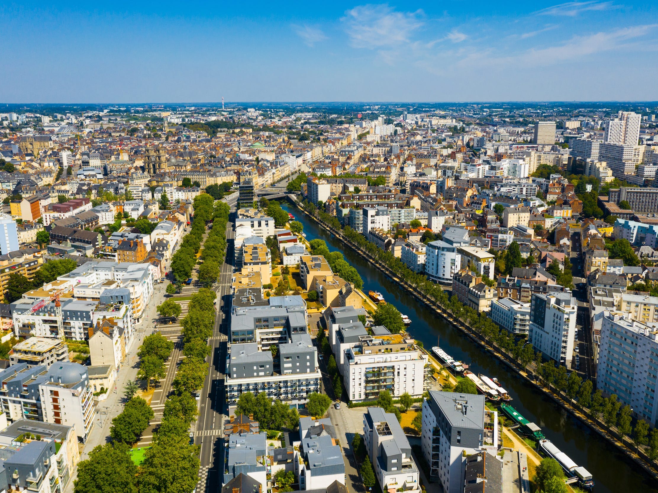 Panoramablick auf die Stadt Rennes mit modernen Apartmentgebäuden in Frankreich