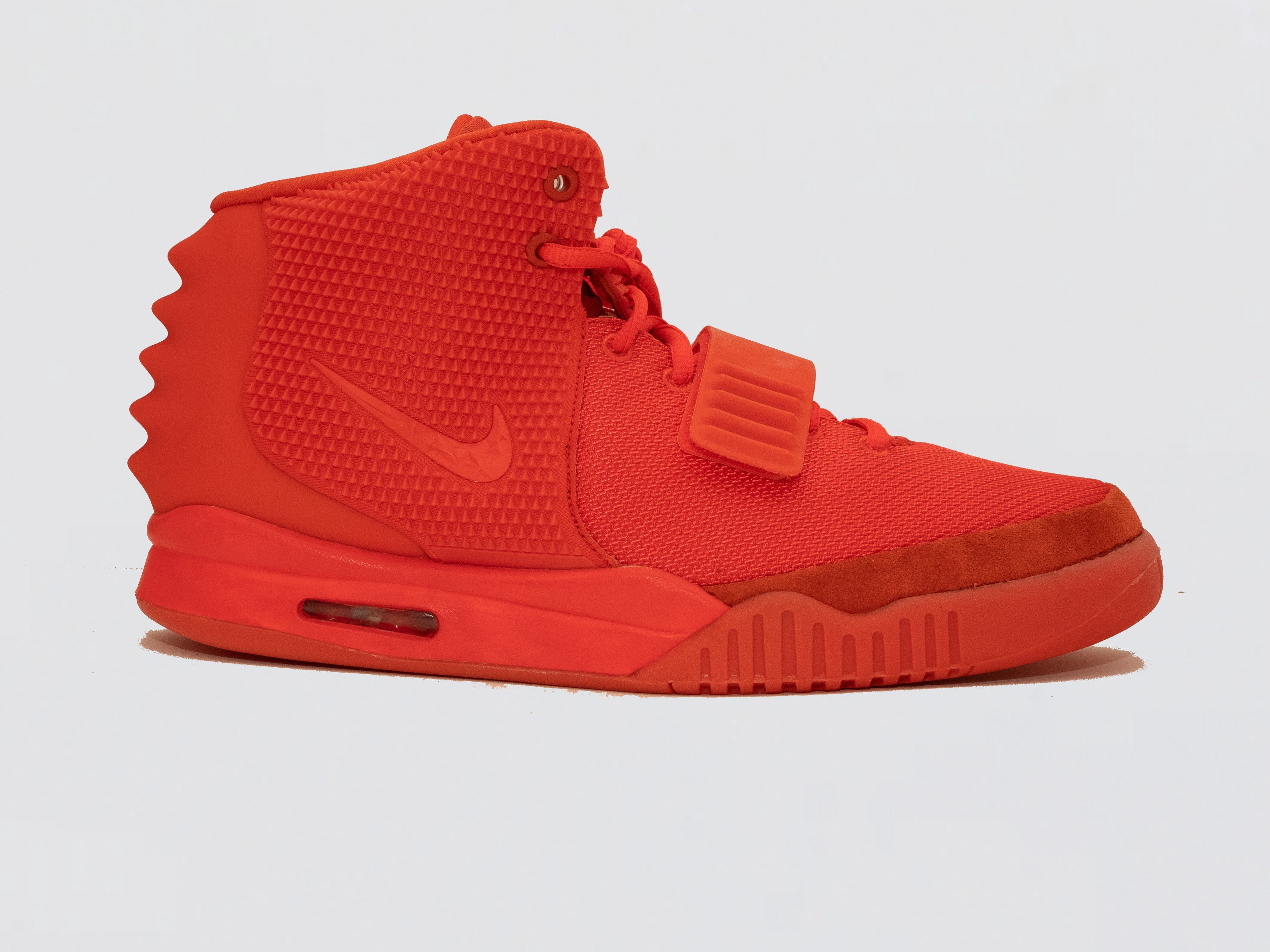 Verkauft wird ein Nike Yeezy Red October von Impossible Kicks