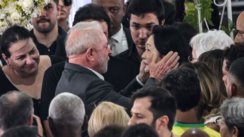 Brasiliens Präsidentin Luia da Silva begrüßt Pelés Frau am Dienstag am Denkmal.