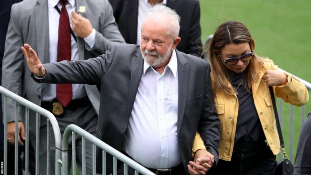 Der brasilianische Präsident Luiz Inacio Lula da Silva winkt der Menge während der Gedenkfeier für Pele zu