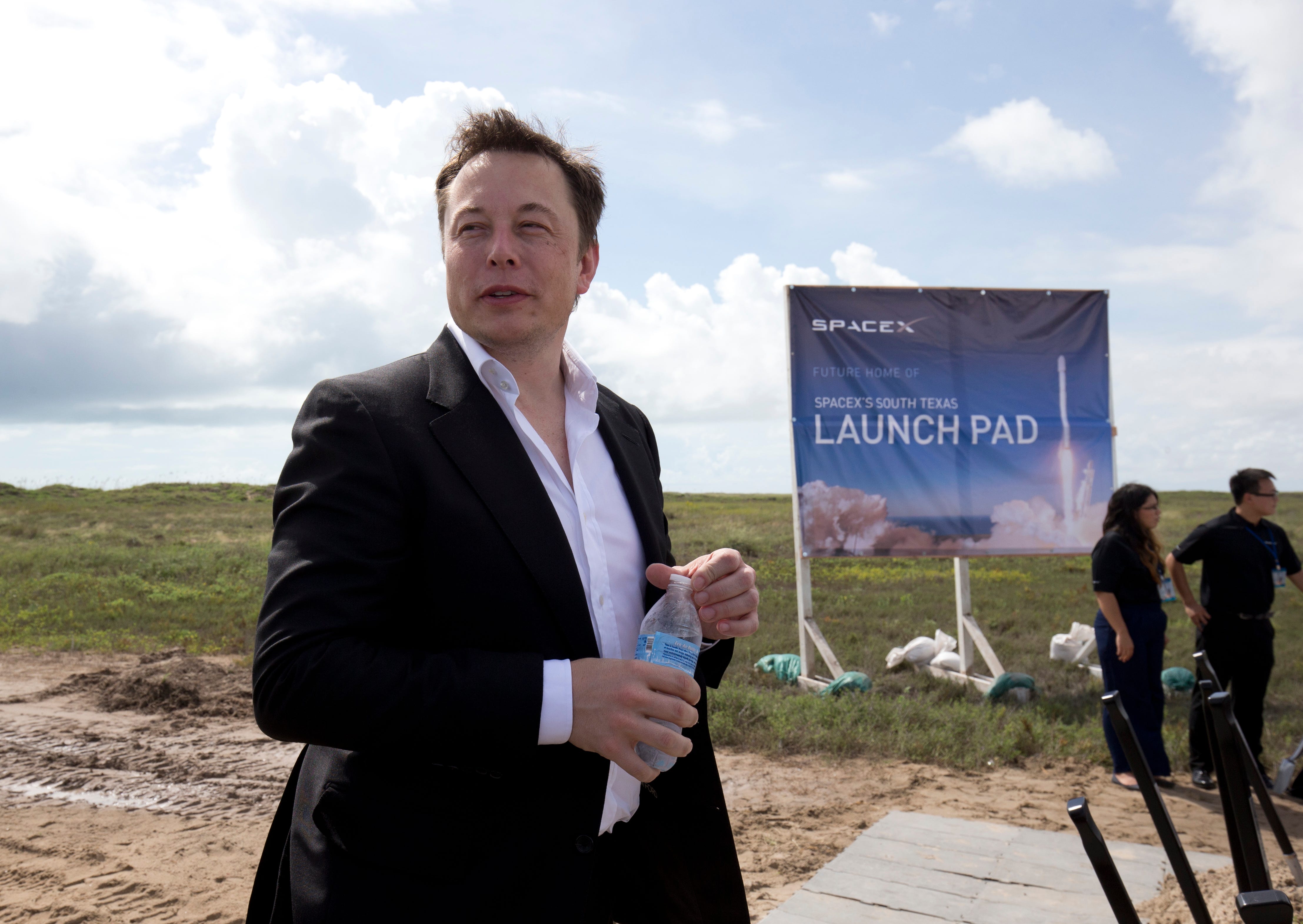 Elon Musk steht 2014 vor dem unerschlossenen SpaceX-Gelände in Boca Chica, Texas.