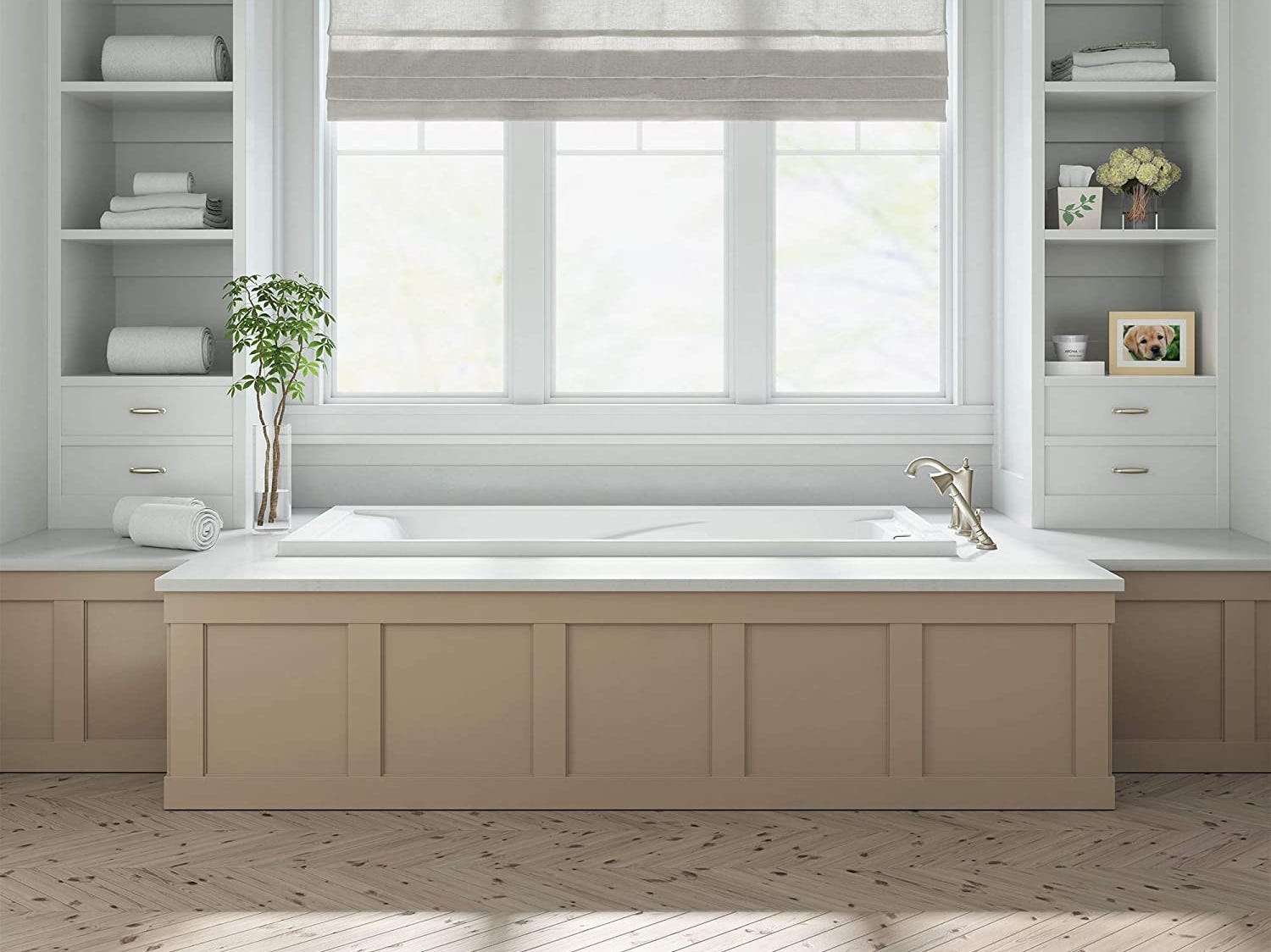 Drop-In-Badewanne nach amerikanischem Standard, eine der besten Drop-In-Badewannen im Jahr 2023, in einem Badezimmer vor einem Fenster