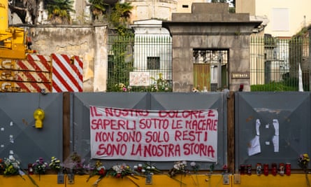 Ein Banner vor einem der Eingänge zum Friedhof