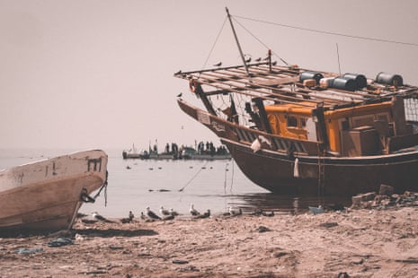 Fischer bereiten ihre Boote im Hafen von Shannah vor.  Im Gouvernement Al Wusta am Arabischen Meer haben Männer viel mehr Zugang zu Angelausrüstung als Frauen.