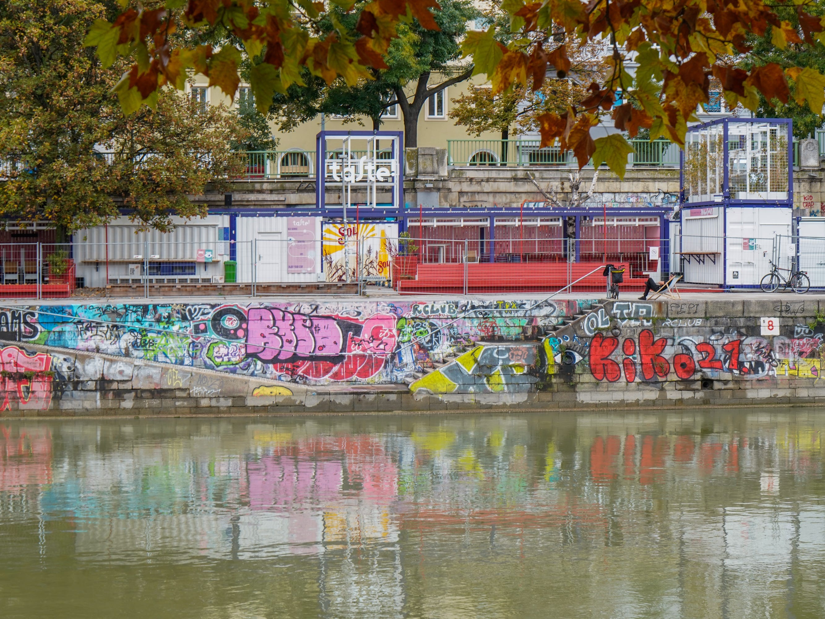 Straßenkunst an einem Kanal in Wien