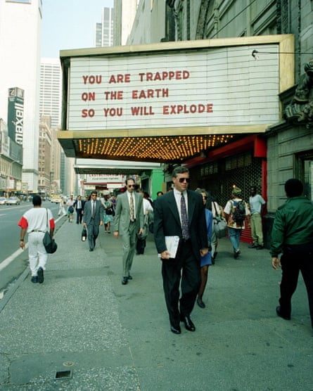 Eine Holzer-Installation am Broadway, New York, 1993.