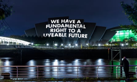 Holzers Hurt Earth-Projekt beinhaltete eine Lichtprojektion auf das SEC-Armadillo-Gebäude in Glasgow, um mit der Cop26-Klimakonferenz zusammenzufallen.