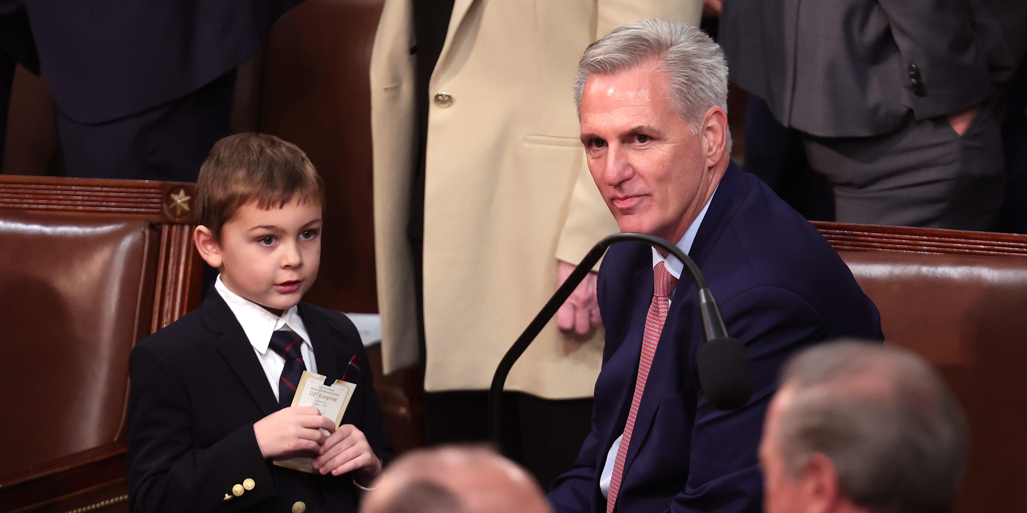 Der Minderheitsführer des Repräsentantenhauses, Kevin McCarthy (R-CA), spricht während einer Pause mit einem kleinen Kind, während die Abgeordneten am ersten Tag des 118. Kongresses im US-Kapitolgebäude am 03. Gleichstrom.