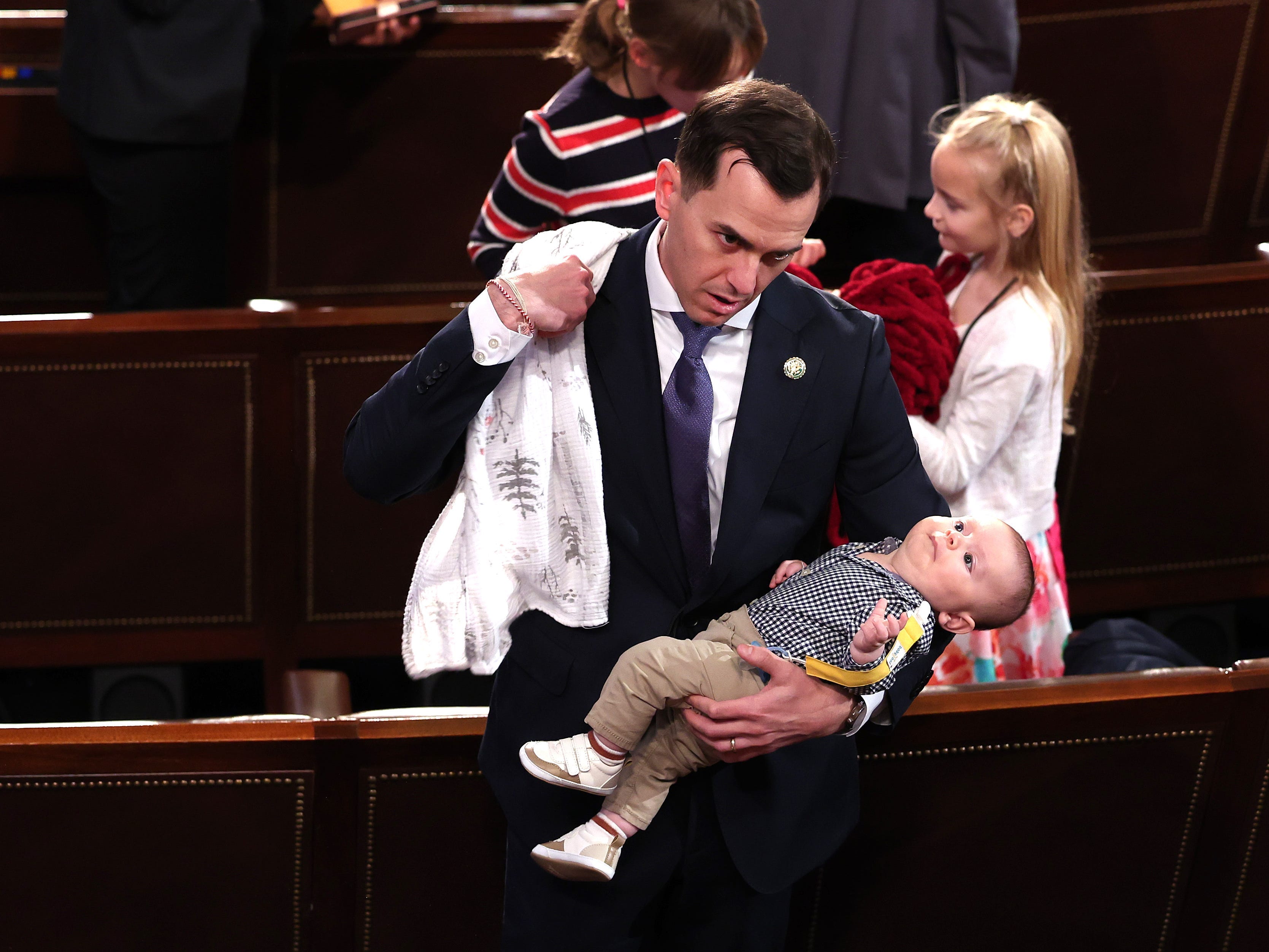 Der neue US-Abgeordnete Robert Menendez Jr. (D-NJ) hält seinen Sohn Robert fest, während seine Tochter Olivia am ersten Tag des 118. Kongresses in der Kammer des US-Kapitols am 03. Januar 2023 in Washington in der Nähe sitzt. Gleichstrom.
