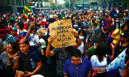 „Verbot tötet, Cannabis nicht“, heißt es auf einem Schild, das von einem Aktivisten gehalten wurde, als Tausende im März zu einer jährlichen Demonstration in Mexiko-Stadt marschierten, die die Legalisierung forderte.