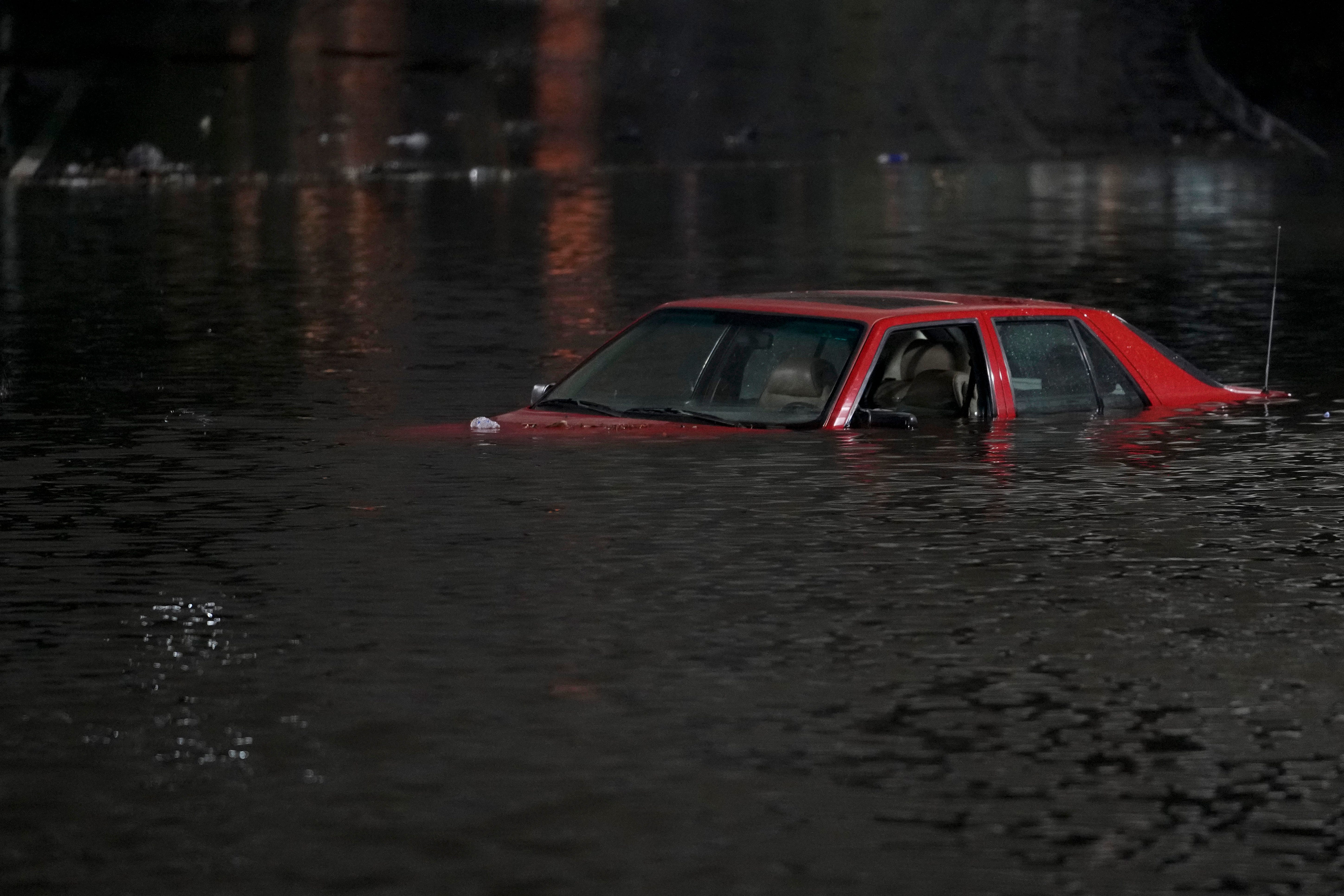 Ein Auto stand in einer überfluteten Straße bis zu den Fenstern unter Wasser