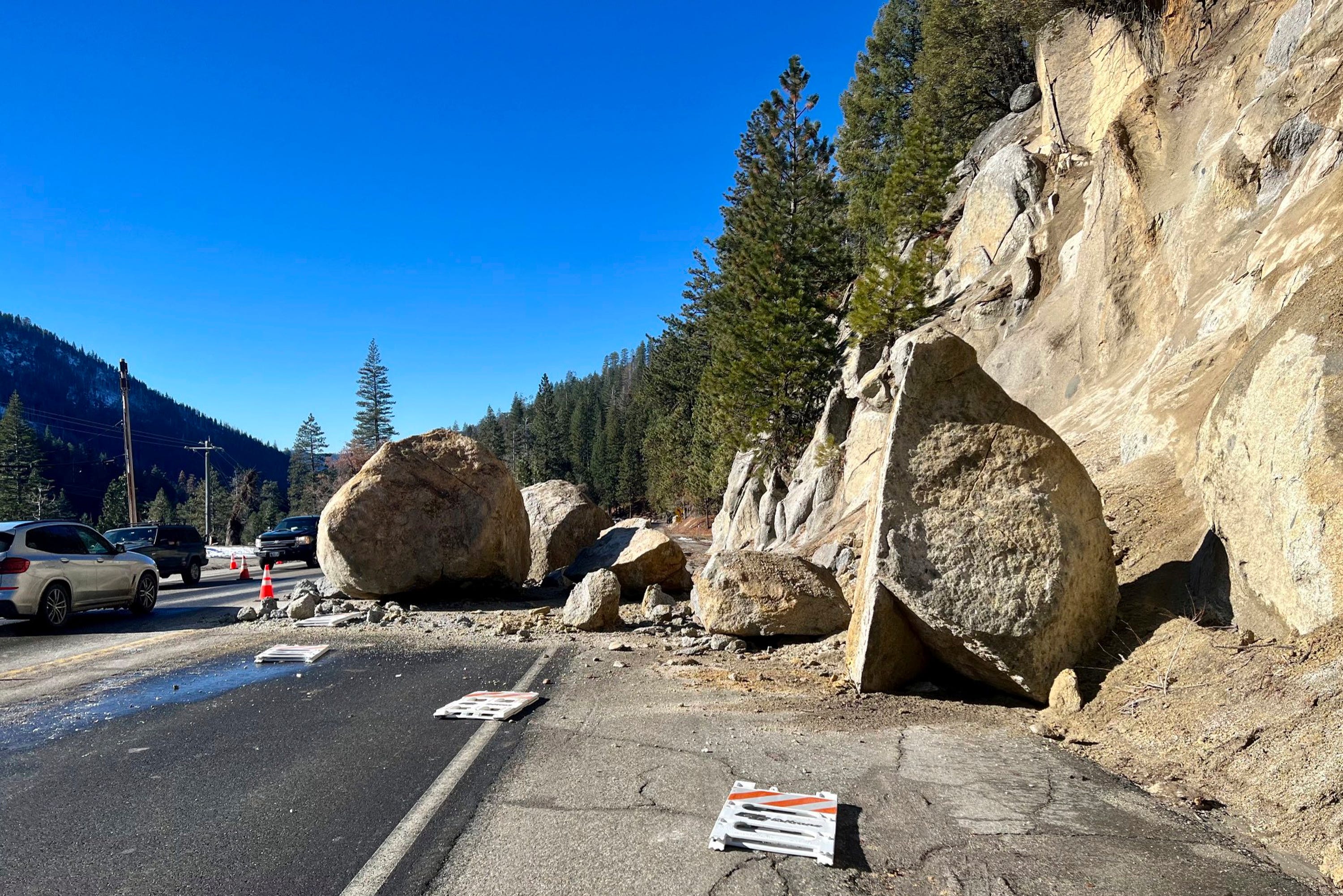 Große Felsbrocken, die auf einen kalifornischen Highway gefallen sind