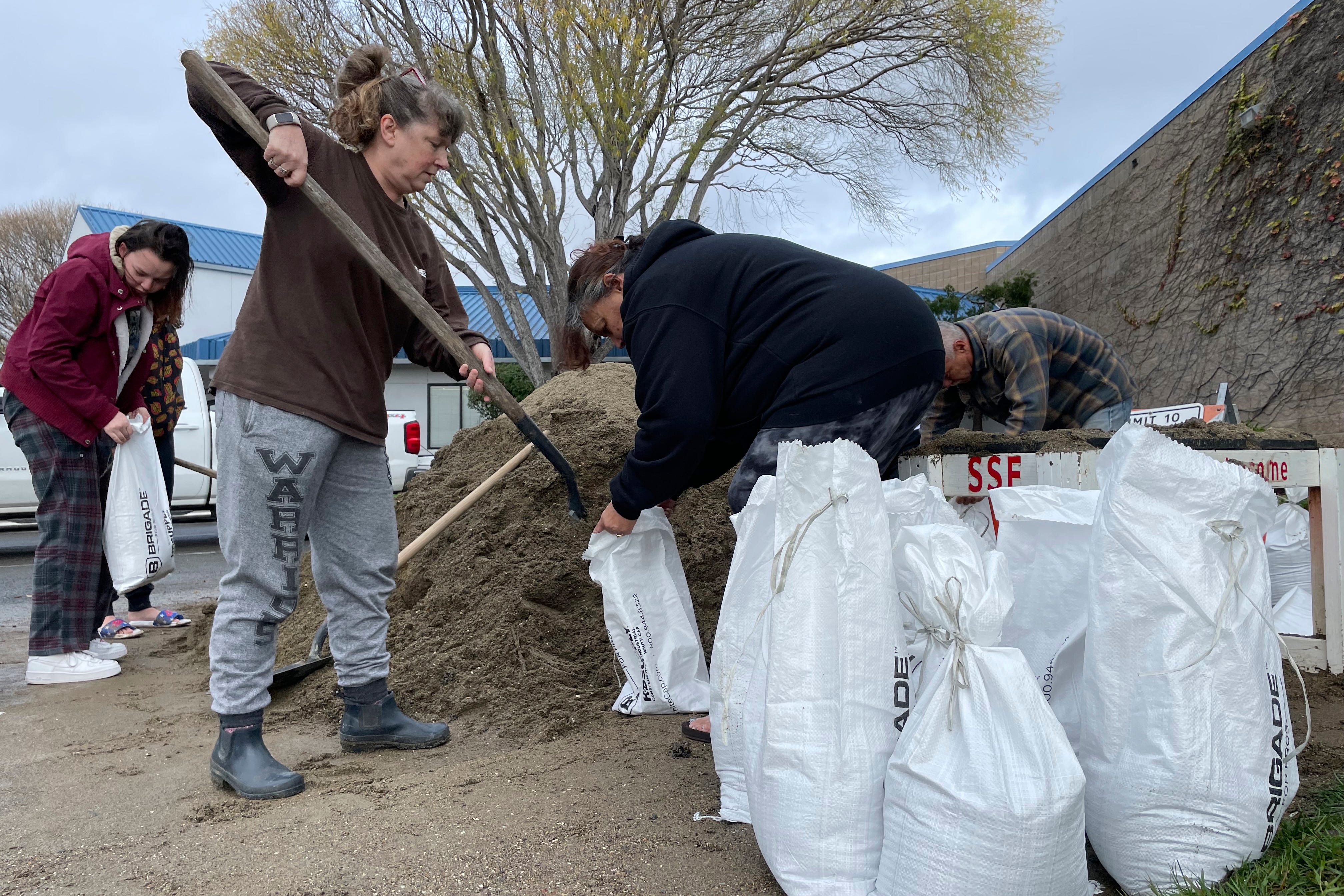Zur Vorbereitung füllen die Anwohner Sandsäcke mit Schmutz