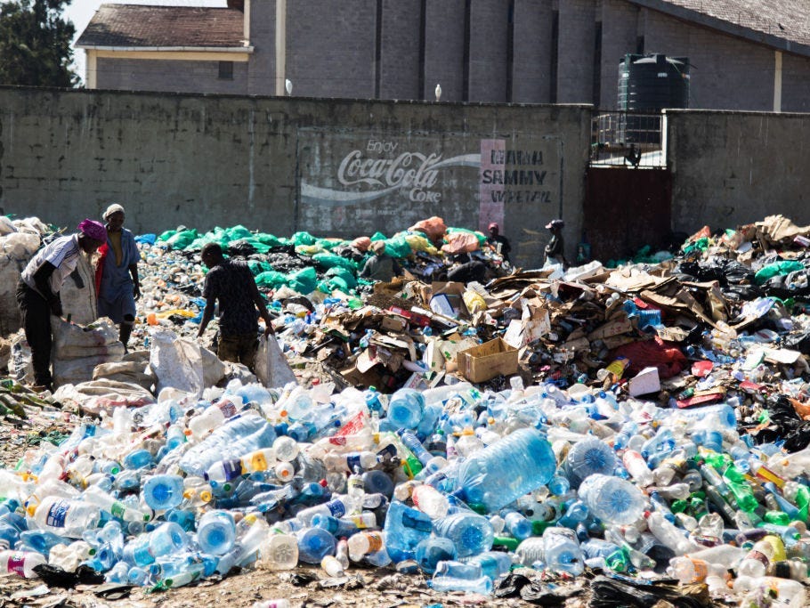 Plastikmüll füllt eine Deponie in Nairobi, Kenia