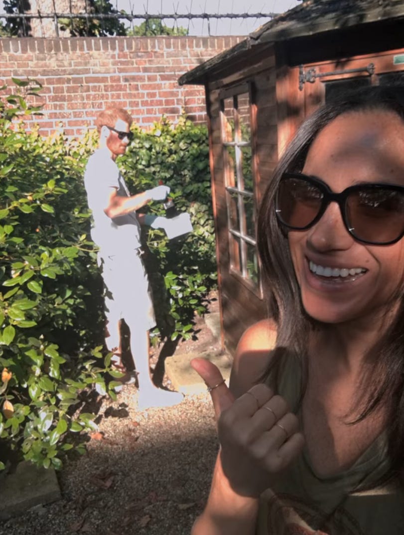 Meghan Markle macht im Nottingham Cottage ein Selfie mit Prinz Harry im Hintergrund